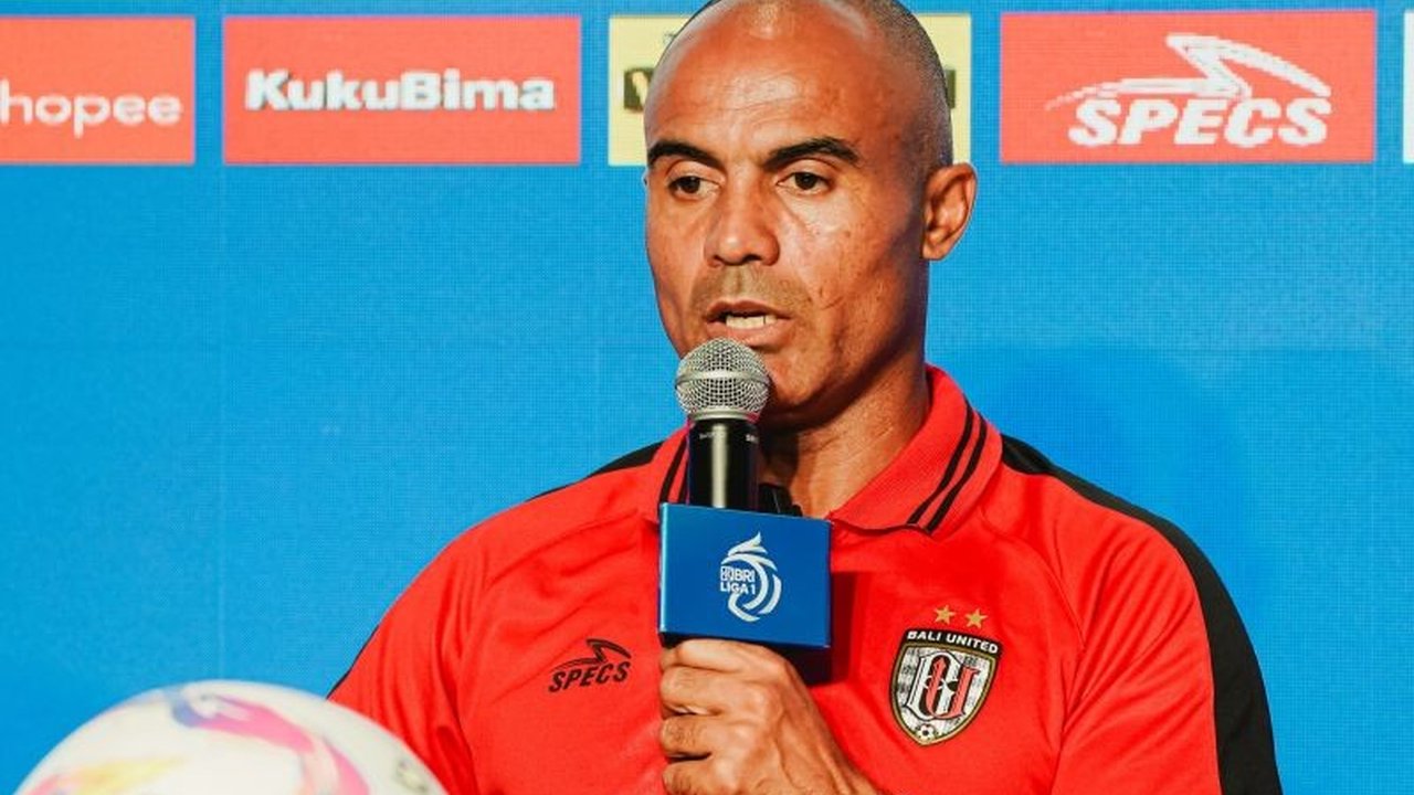 Bali United bersiap menghadapi Malut United di Liga 1 dengan antisipasi strategi permainan lawan dan berharap dukungan penuh suporter untuk meraih kemenangan.