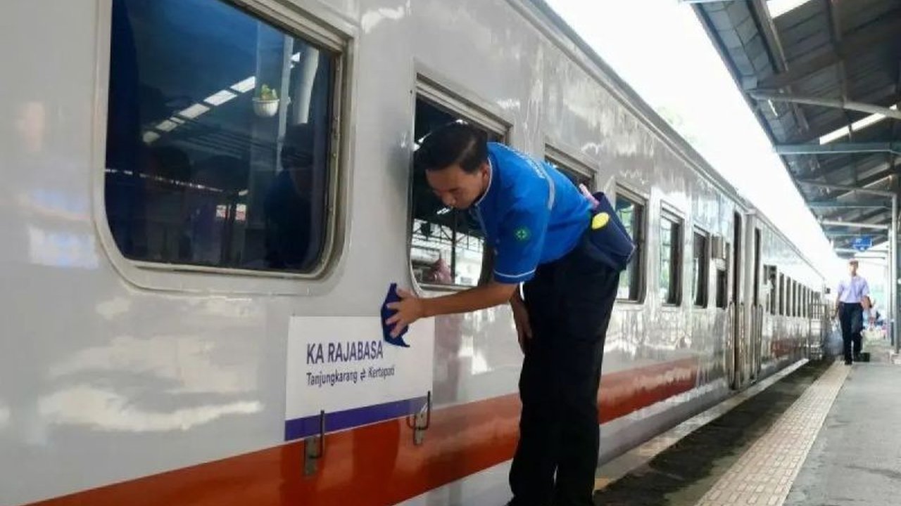 PT KAI Divre III Palembang telah menjual 16.653 tiket kereta api untuk periode Lebaran 2025, atau sekitar 32 persen dari total tempat duduk yang tersedia, dengan penjualan tertinggi pada rute Kertapati-Lubuk Linggau dan Kertapati-Tanjungkarang.