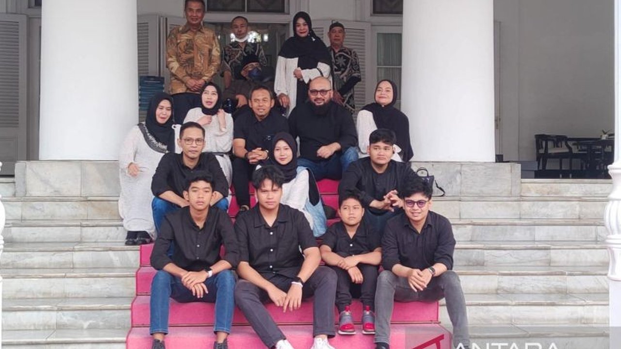 Penjabat Gubernur Jawa Barat, Bey Triadi Machmudin, mengundang mantan-mantan gubernur Jabar ke Gedung Pakuan untuk bertukar pikiran, memberikan penghargaan atas jasa mereka, dan menciptakan momen nostalgia.