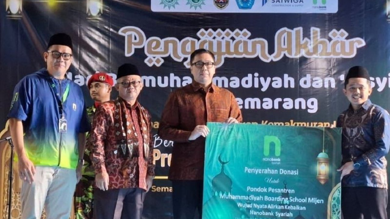 Dalam rangka milad pertamanya, Nanobank Syariah menyalurkan dana Rp3,7 miliar untuk beasiswa lebih dari 2.000 santri berprestasi dan pengembangan 50 pondok pesantren di Indonesia.