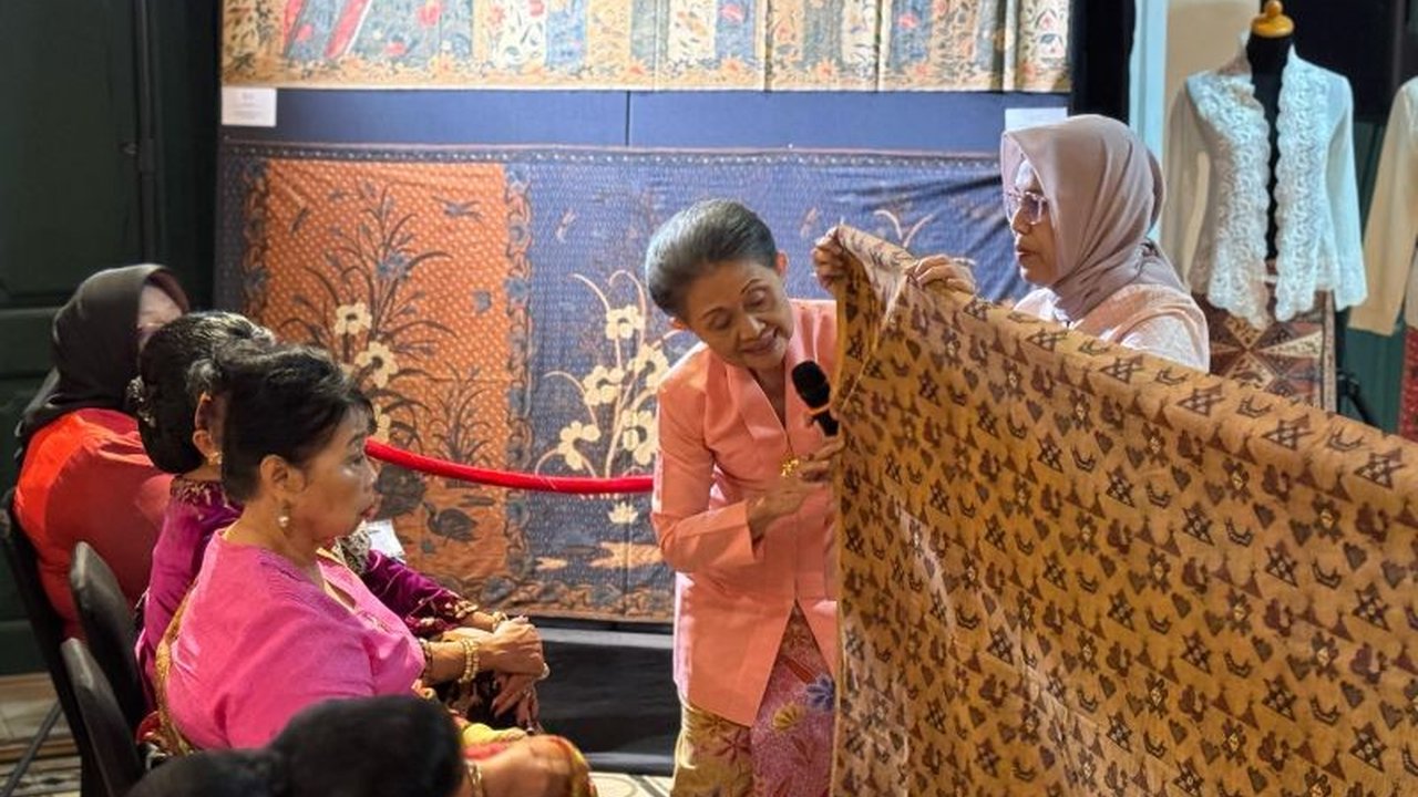 Batik pesisir utara Jawa, hasil akulturasi budaya Indonesia dan asing, berkembang pesat abad 19 dan sering dipadukan dengan kebaya peranakan yang kini semakin populer.
