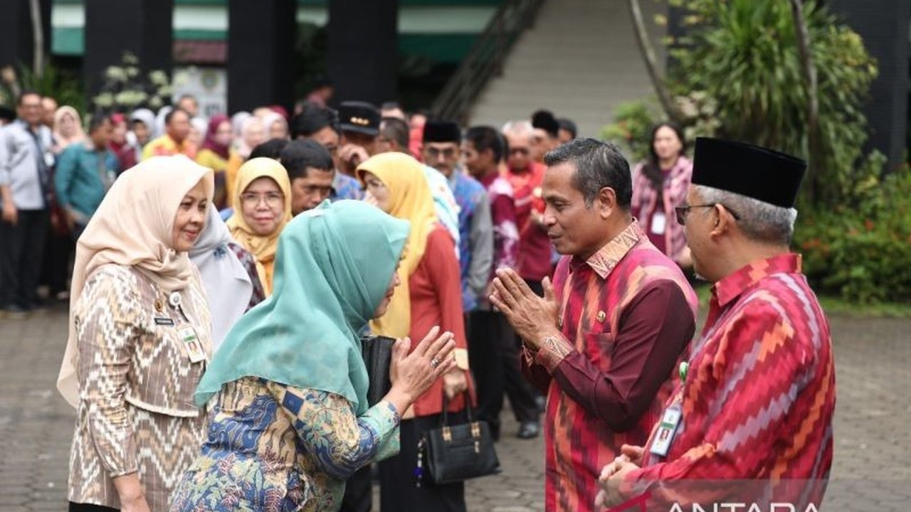 Pemerintah Kota Pontianak sedang mempertimbangkan kebijakan Work From Anywhere (WFA) untuk ASN, namun prioritas tetap pada kualitas pelayanan publik, sehingga kebijakan tersebut akan disesuaikan dengan kebutuhan daerah.