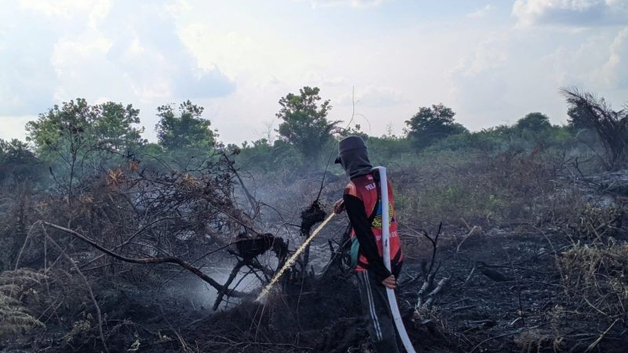 BPBD Kota Palangka Raya siagakan TRC 24 jam dan manfaatkan teknologi Perisai untuk mencegah karhutla, setelah berhasil memadamkan kebakaran lahan 0,28 hektare di Jalan Hiu Putih IX.