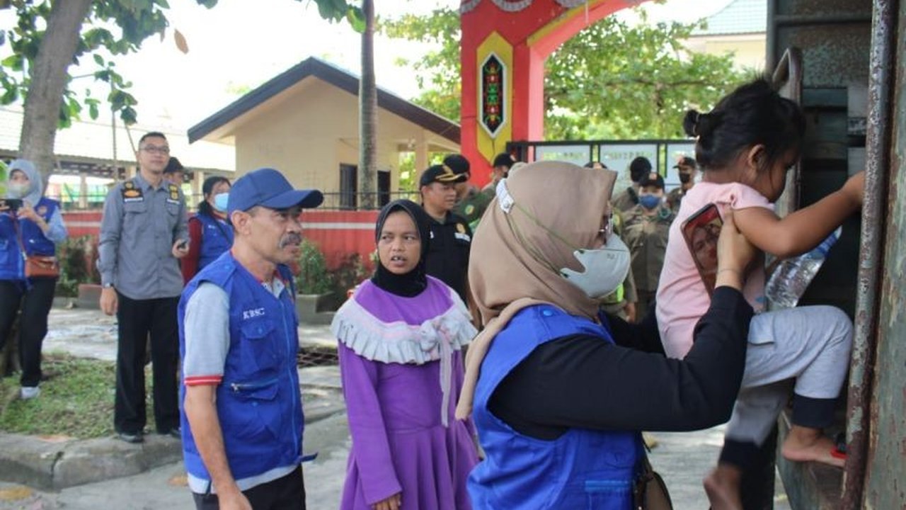Satpol PP Kota Palangka Raya, bersama Dinsos Kota Palangka Raya dan Dinsos Kalteng, mengamankan tiga PPKS dari Banjarmasin dan satu ODGJ di Palangka Raya; mereka ditampung sementara sebelum dipulangkan.