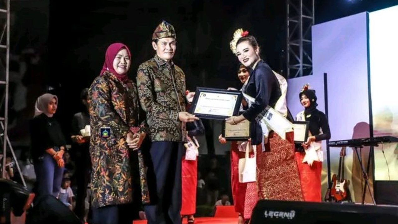 Pemilihan Putri Mandalika 2025 di Lombok Tengah, NTB, tak hanya sekadar kontes kecantikan, tetapi juga menjadi platform promosi pariwisata dan budaya daerah kepada khalayak luas, sekaligus melibatkan generasi muda dalam pembangunan daerah.