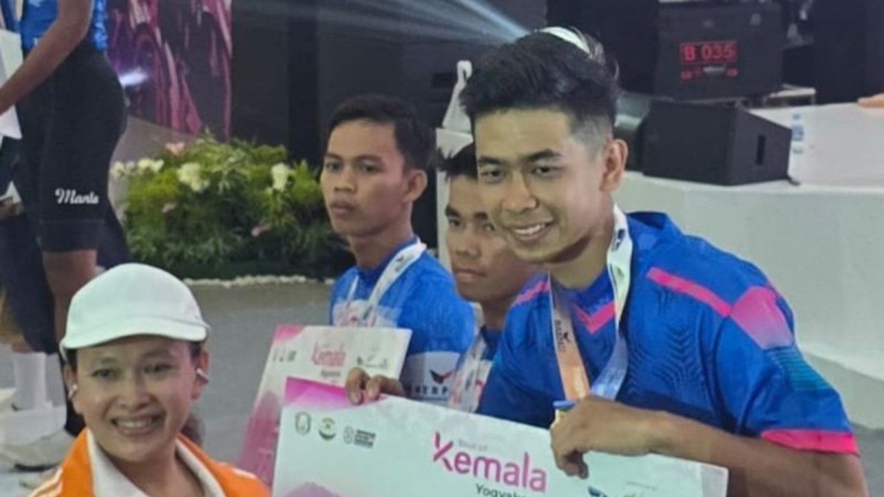 Dua atlet balap sepeda Polda Jambi, Bripda M. Riski Agustin dan M. Fajar Ramadhan, berhasil meraih juara III dan IV pada Tour of Kemala 2025 di Yogyakarta, sebuah ajang bergengsi yang diikuti oleh 500 atlet dari berbagai daerah di Indonesia dan mancanegar