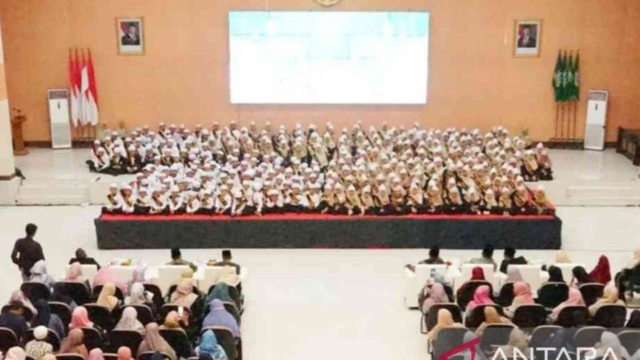 Penjabat Bupati Bekasi, Dedy Supriyadi, menghadiri wisuda akbar 333 santri penghafal Al-Quran di Kabupaten Bekasi, Minggu lalu, dan menyampaikan apresiasi atas pencapaian luar biasa tersebut.