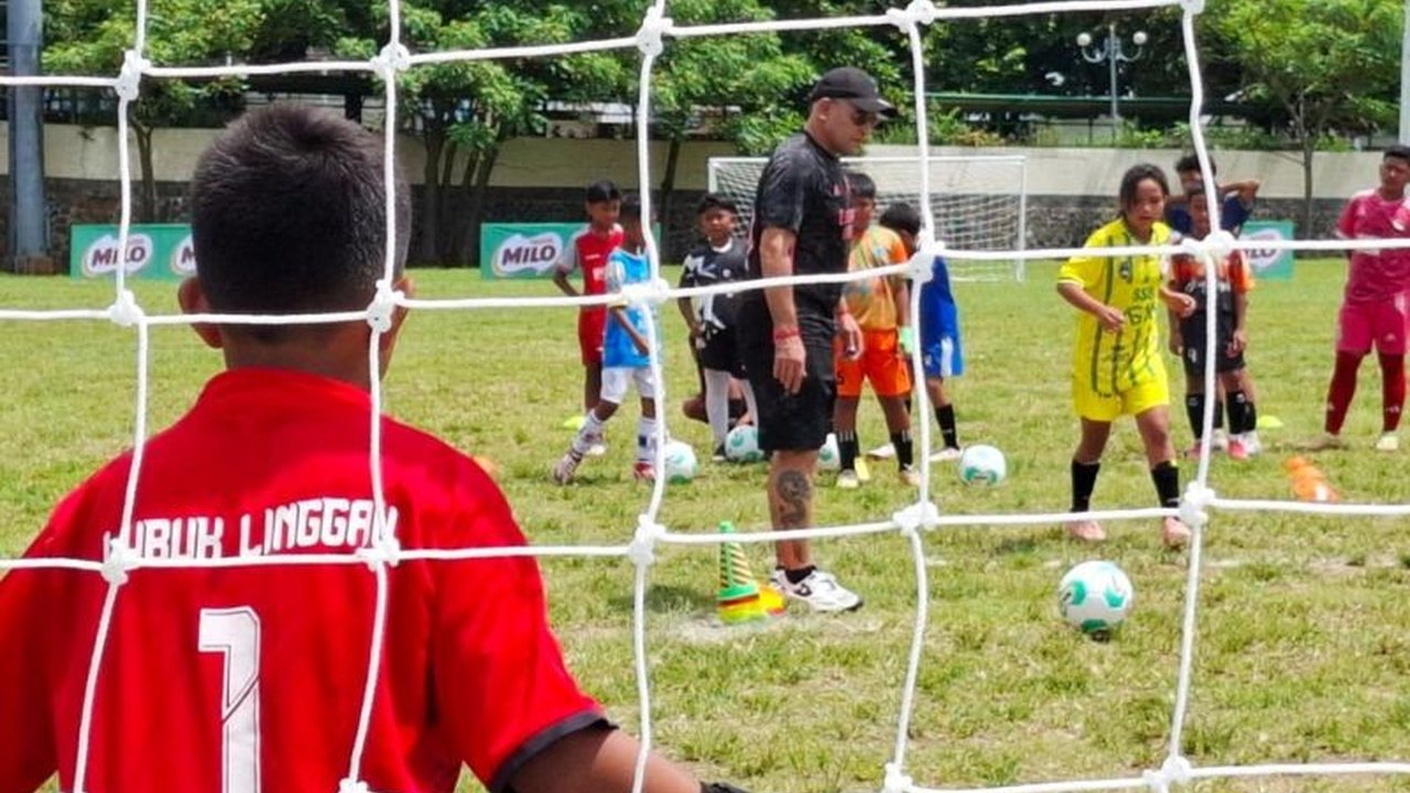 Mantan pemain Timnas Indonesia, Cristian Gonzales, melatih peserta Milo National Championship 2025 di Jakarta, menekankan pentingnya pengembangan atlet muda sejak dini untuk masa depan sepak bola Indonesia.