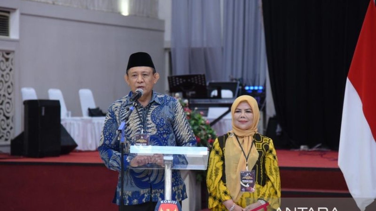 Pemerintah Gorontalo di bawah kepemimpinan Gusnar-Idah menerapkan kebijakan empat hari kerja efektif Februari 2025, dengan hari Jumat sebagai Work From Anywhere (WFA), guna meningkatkan efisiensi dan mendorong transformasi digital di lingkungan ASN.