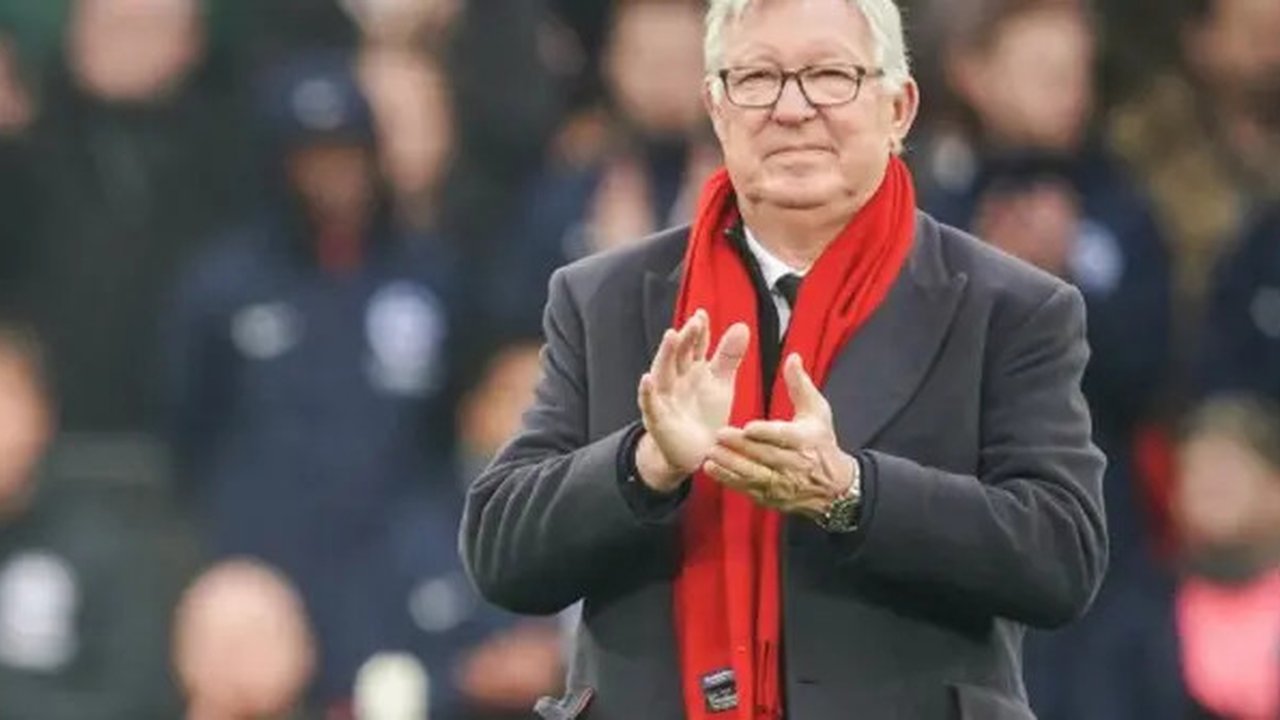 Mantan manajer dan pemain sepak bola Skotlandia, Alex Ferguson, berdiri di belakang karangan bunga saat memberikan penghormatan kepada mendiang pemain Manchester United Danny Law selama pe