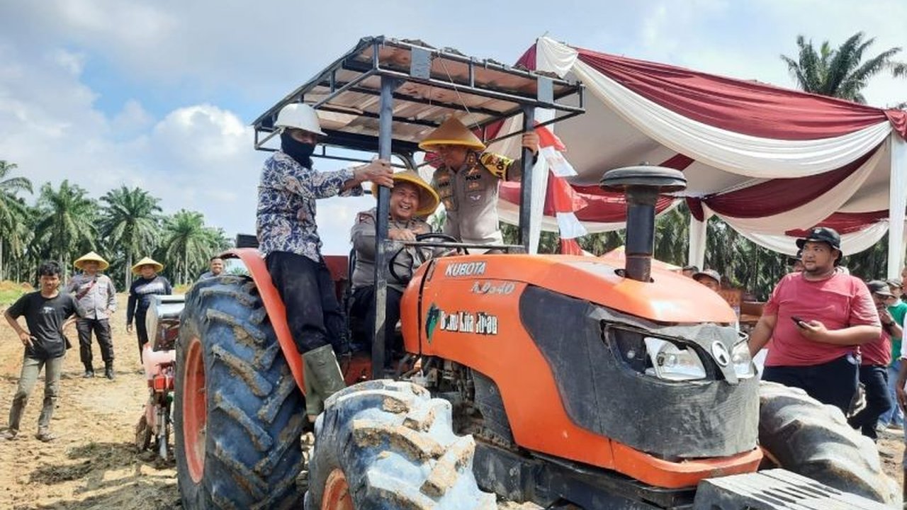 Wakapolda Jambi, Brigjen Pol Edi Mardianto, menekankan pentingnya gotong royong dalam program ketahanan pangan nasional, ditandai dengan penanaman jagung perdana di Muaro Jambi menggunakan teknologi modern.