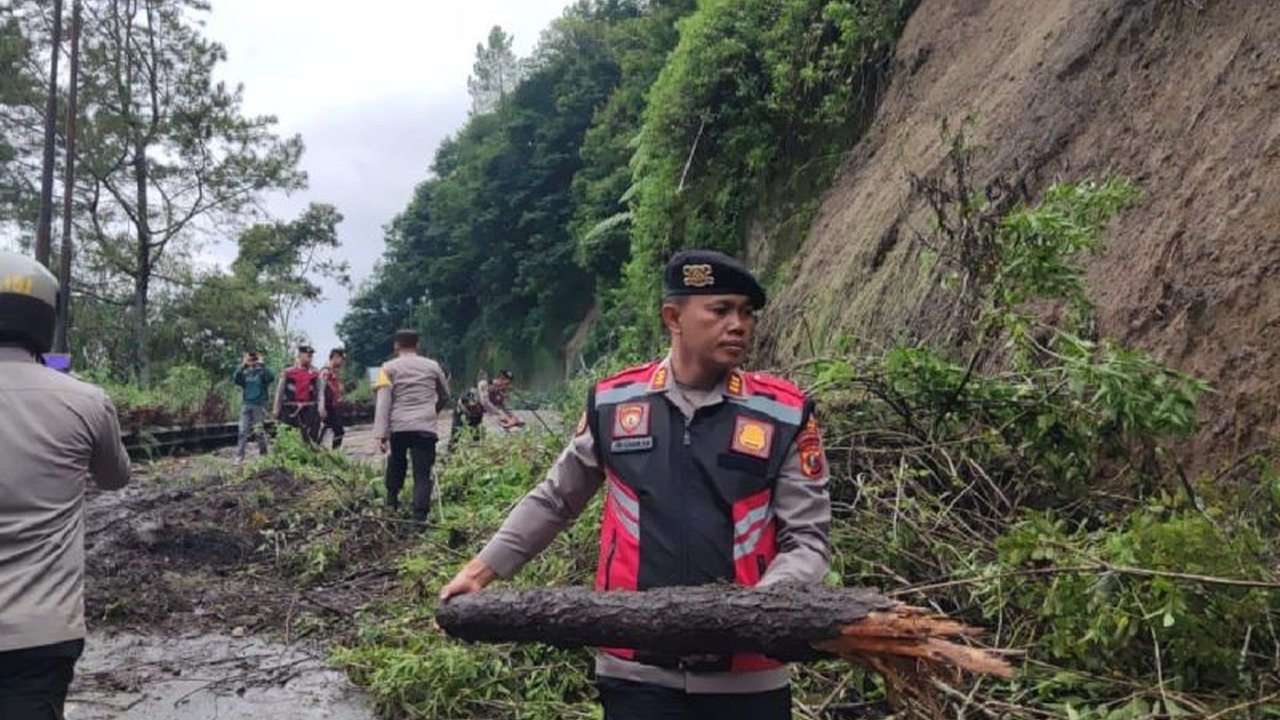 Jalan penghubung Desa Barusjahe, Sukanalu, dan Tigapanah di Kabupaten Karo, Sumatera Utara, telah kembali normal setelah longsor yang terjadi Sabtu malam, 15 Februari 2024, tanpa ada korban jiwa.