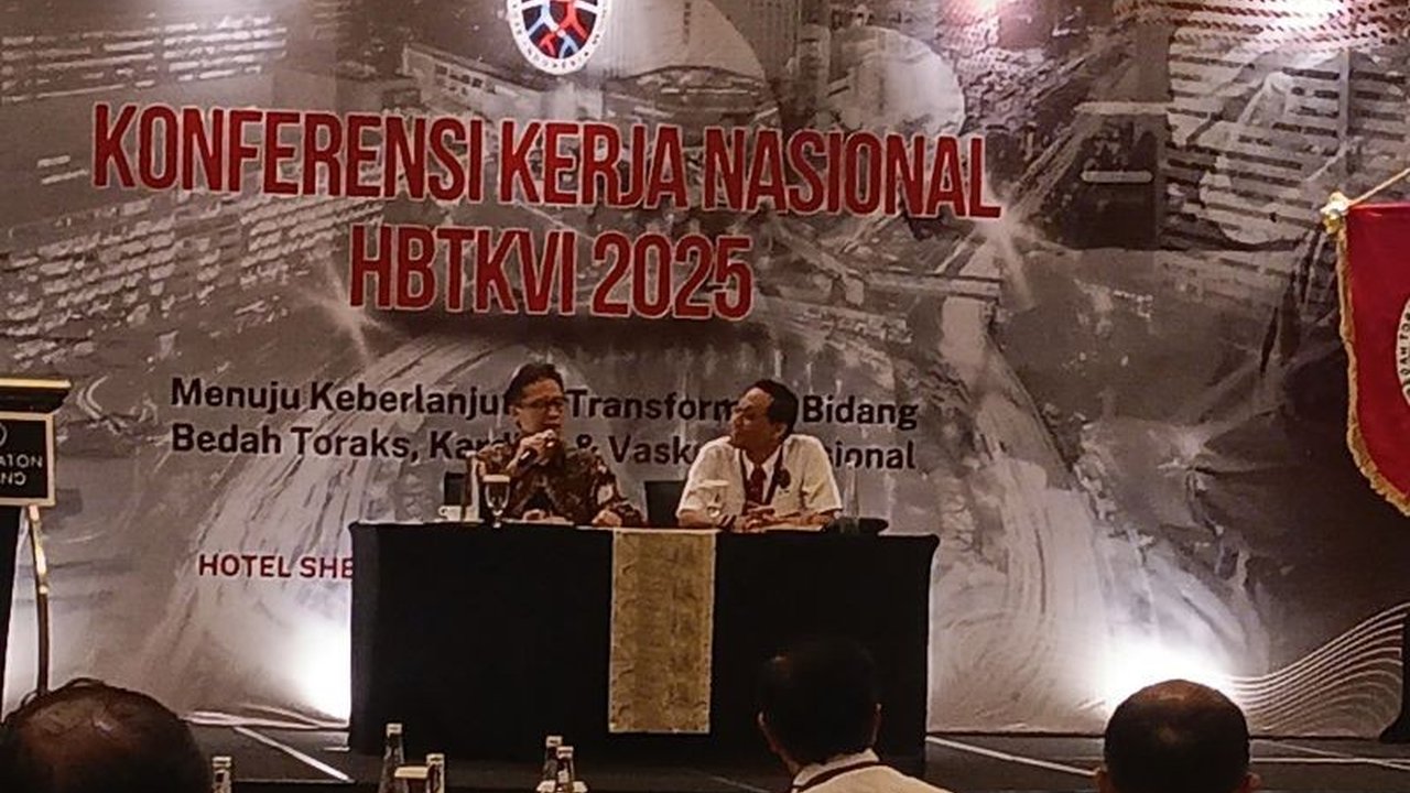 Menkes Budi Gunadi Sadikin ungkapkan Program Pendidikan Dokter Spesialis (PPDS) berbasis rumah sakit pendidikan utama sebagai solusi untuk mengatasi kekurangan dokter spesialis di Indonesia, khususnya di daerah.