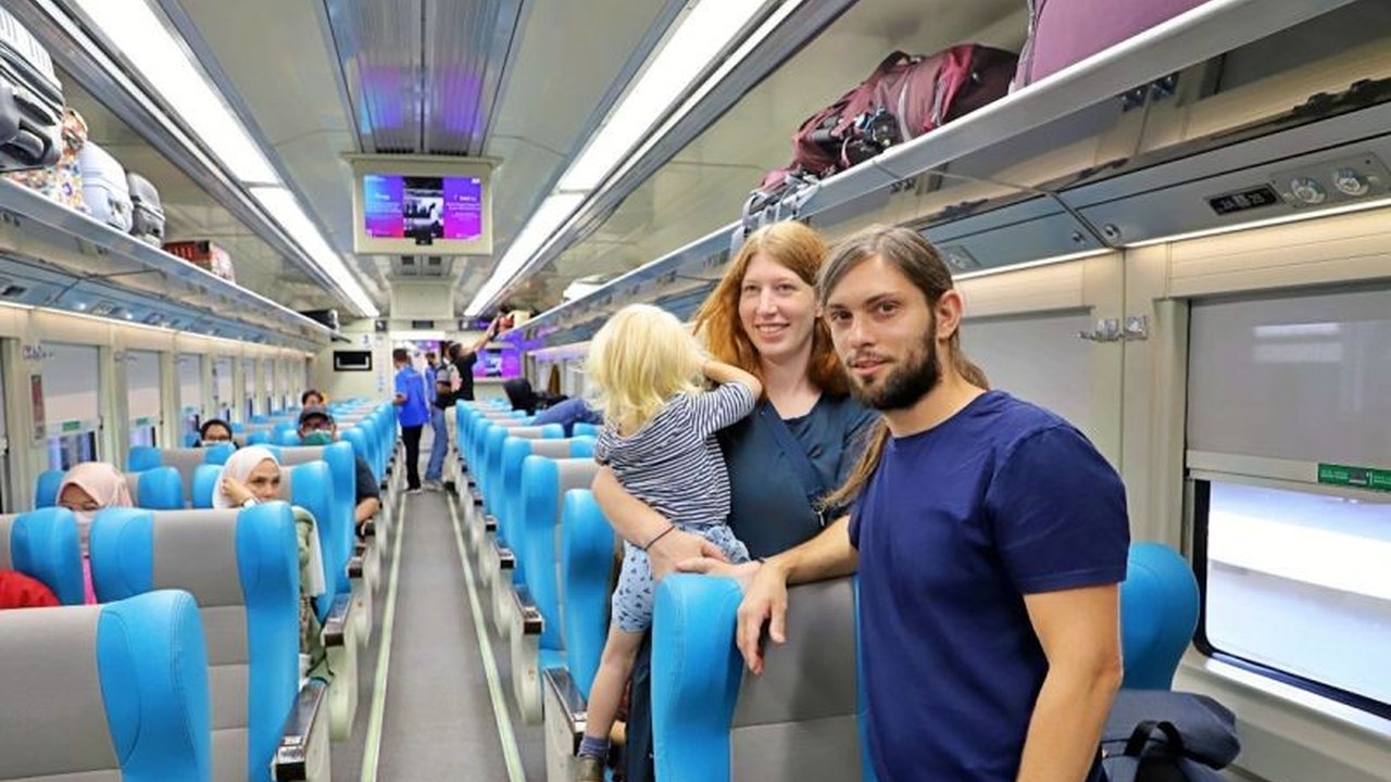 KAI: Wisatawan Asing Makin Antusias Naik Kereta Api di Indonesia