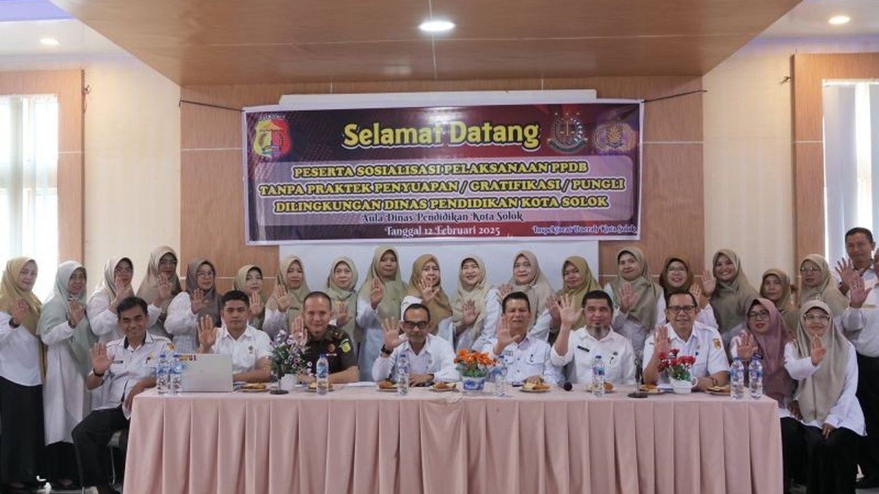 Disdik Kota Solok sosialisasikan sistem penerimaan murid baru (SPMB) yang bersih dari suap dan pungli, demi mewujudkan pendidikan yang adil dan transparan, serta memastikan PPDB tahun ini berjalan lancar sesuai regulasi.
