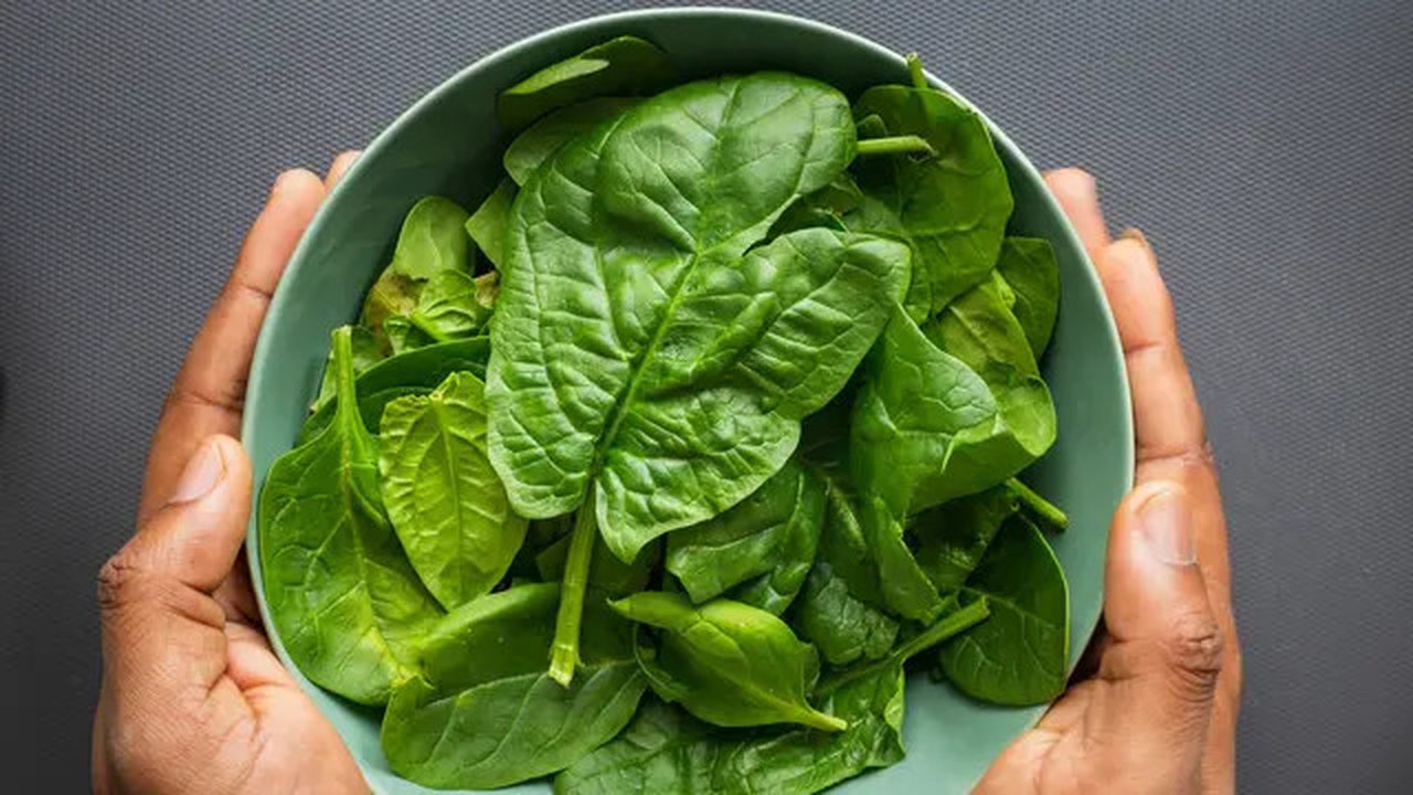 Bayam, kangkung, dan sayuran salad lainnya mendapatkan warnanya dari klorofil yang dikenal karena sifat antioksidannya. Beberapa penelitian telah menunjukkan bahwa mengonsumsi klorofil mening