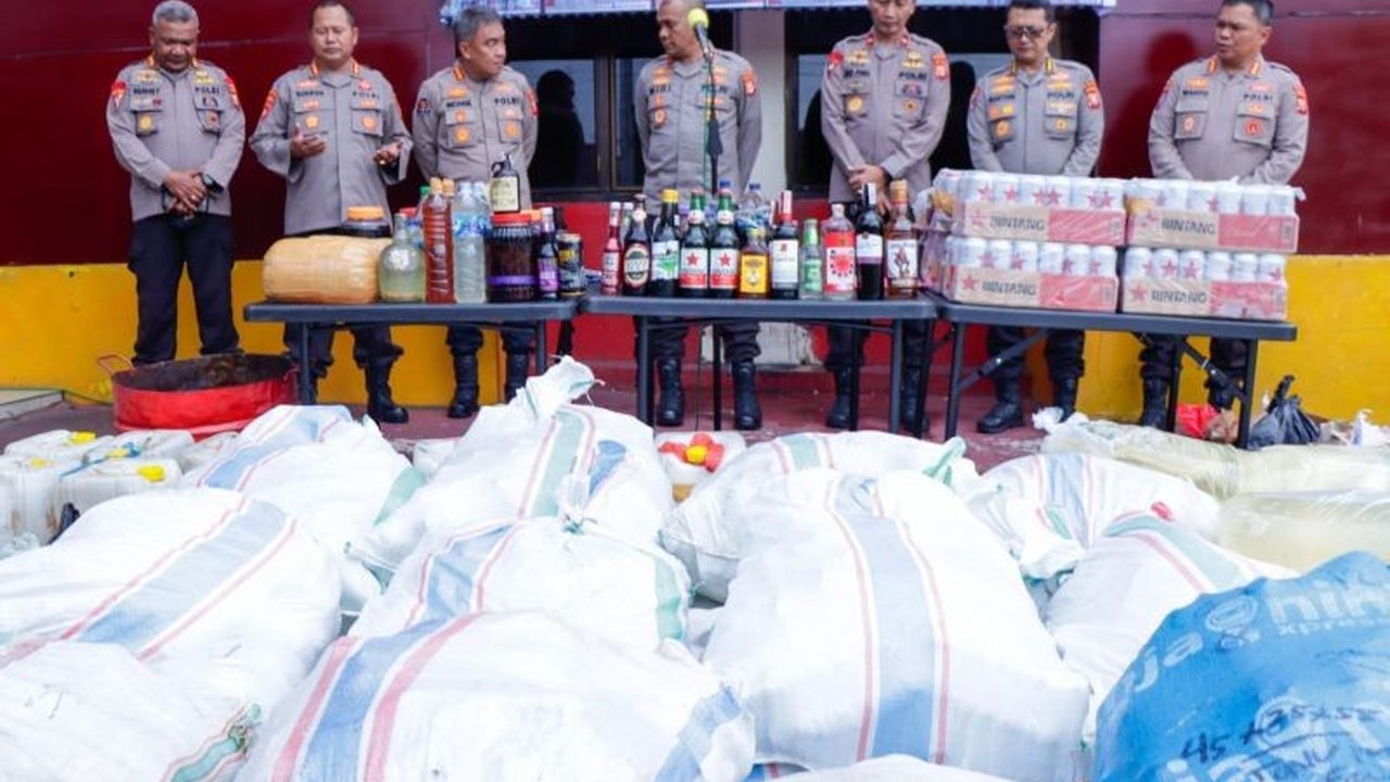 Polda Maluku Utara menggerebek lokasi penjualan miras ilegal di Ternate, mengamankan puluhan botol Cap Tikus dan jerigen miras, serta menangkap seorang tersangka yang kini tengah menjalani pemeriksaan.