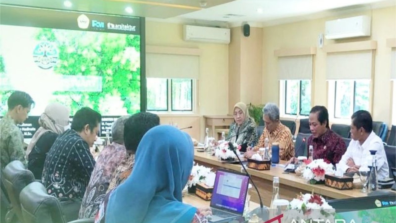 Menteri Lingkungan Hidup Hanif Faisol Nurofiq mengingatkan pentingnya pengelolaan sampah laut dalam konservasi mangrove Kotabaru, Kalimantan Selatan, yang dikelola ULM seluas 611 hektare, demi keberlanjutan ekosistem dan ekonomi masyarakat.