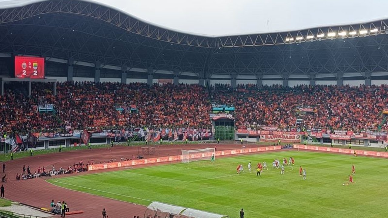 Persija Jakarta bermain imbang 2-2 melawan Persib Bandung dalam pertandingan BRI Liga 1 di Stadion Patriot Candrabhaga, Bekasi, Minggu, 16 Februari 2025, setelah membalikkan kedudukan menjadi 2-0 di babak pertama.