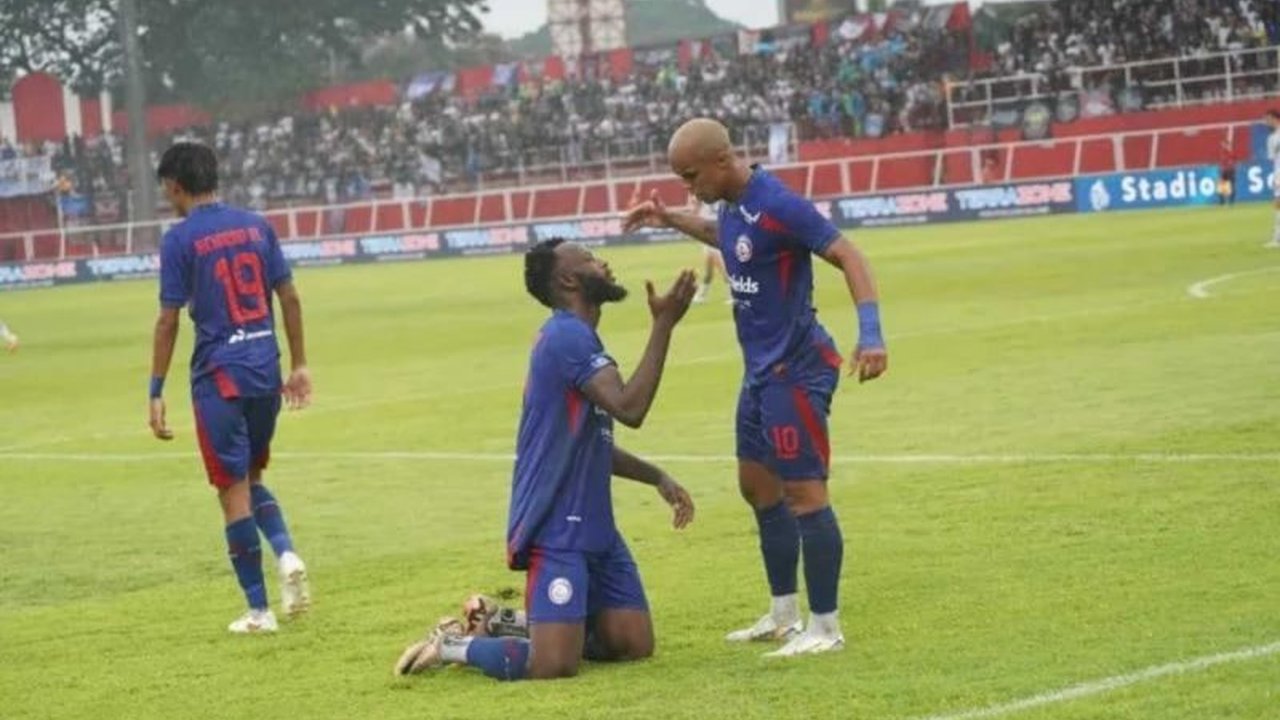 Pelatih Arema FC, Ze Gomes, menekankan pentingnya fokus dan kerja keras bagi para pemainnya dalam laga melawan PSS Sleman di Stadion Soepriadi, Blitar, guna meraih kemenangan dan tiga poin penting demi memperbaiki posisi di klasemen Liga 1.