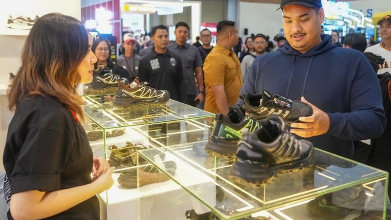 Menpora Ario Bimo Ariotedjo menekankan pentingnya standardisasi produk olahraga Indonesia untuk bersaing di pasar internasional dan mengapresiasi Jakarta Sneakers Day 2025 sebagai momentum peningkatan kualitas produk lokal.