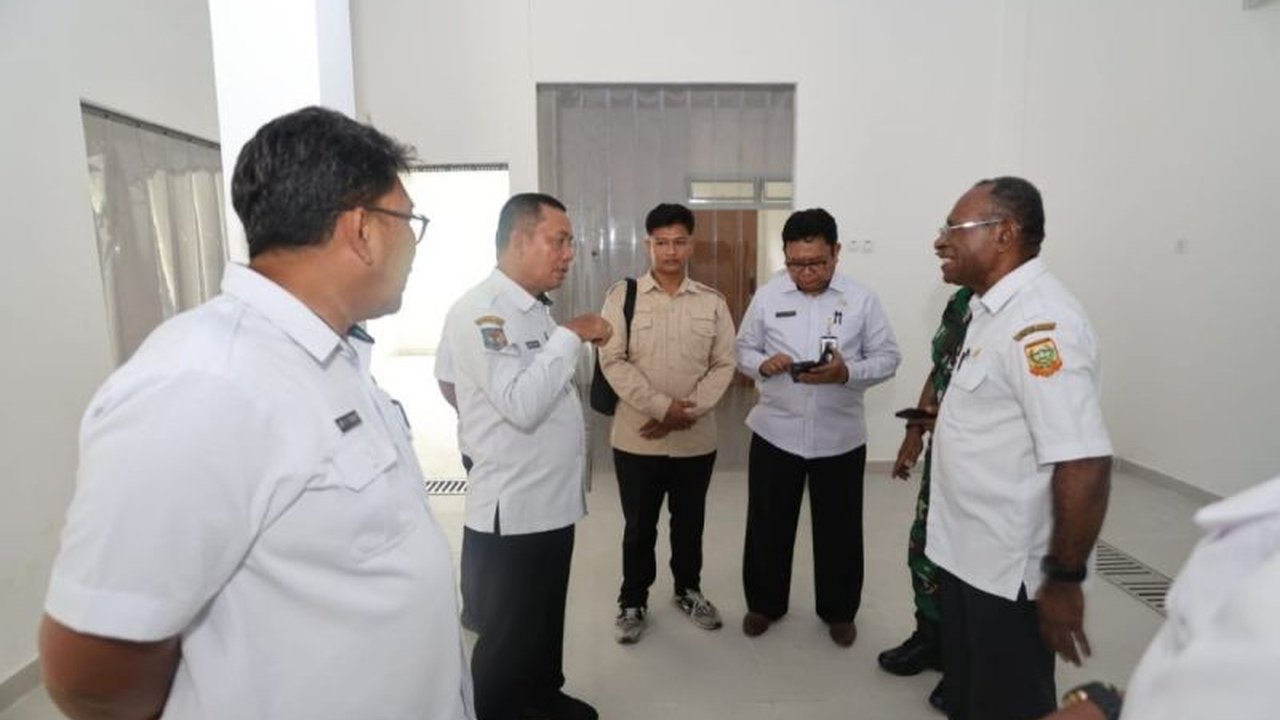 Penjabat Gubernur Papua soroti kendala distribusi Program Makanan Bergizi Gratis (MBG) akibat keterbatasan dapur SPPG, hanya dua dapur yang tersedia di Keerom dan Jayapura, dengan tantangan geografis Papua yang perlu diatasi.