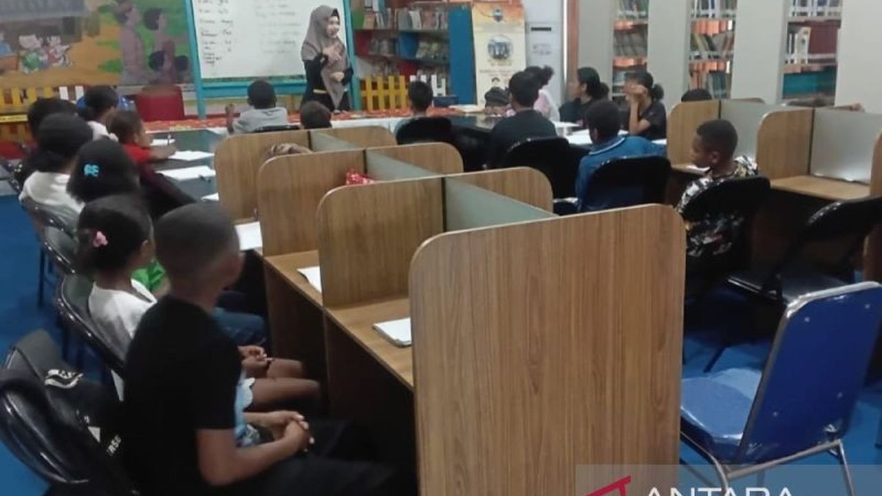 Dinas Kearsipan dan Perpustakaan Daerah Manokwari menyelenggarakan kursus bahasa Inggris gratis bagi anak-anak Papua yang kurang mampu, memanfaatkan dana otonomi khusus dengan metode pembelajaran yang menyenangkan.