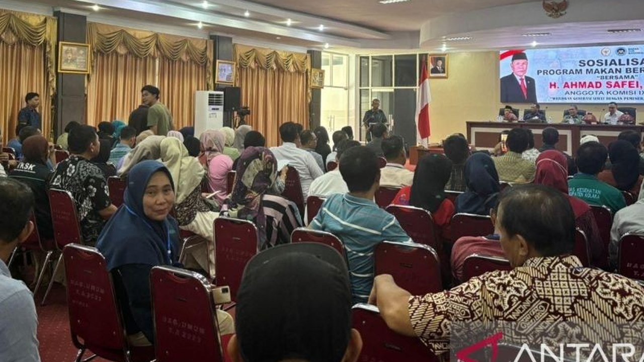 Anggota DPR RI Ahmad Safei bersama Badan Gizi Nasional (BGN) meluncurkan program Makan Bergizi Gratis (MBG) di Kolaka, Sulawesi Tenggara, dengan anggaran Rp70 triliun untuk mengatasi masalah stunting.