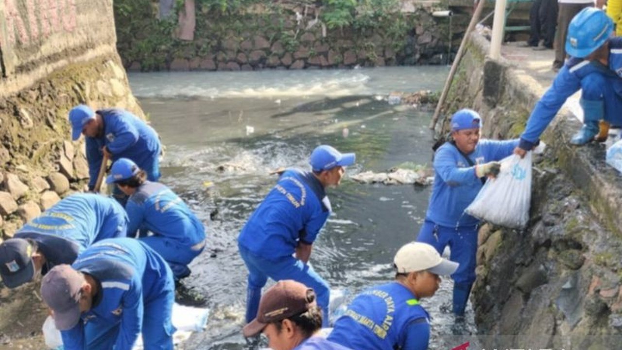 Pemerintah Kota Jakarta Timur membersihkan saluran penghubung Batu Ampar dan Kali Induk untuk mencegah genangan saat hujan, melibatkan berbagai elemen dan warga setempat.
