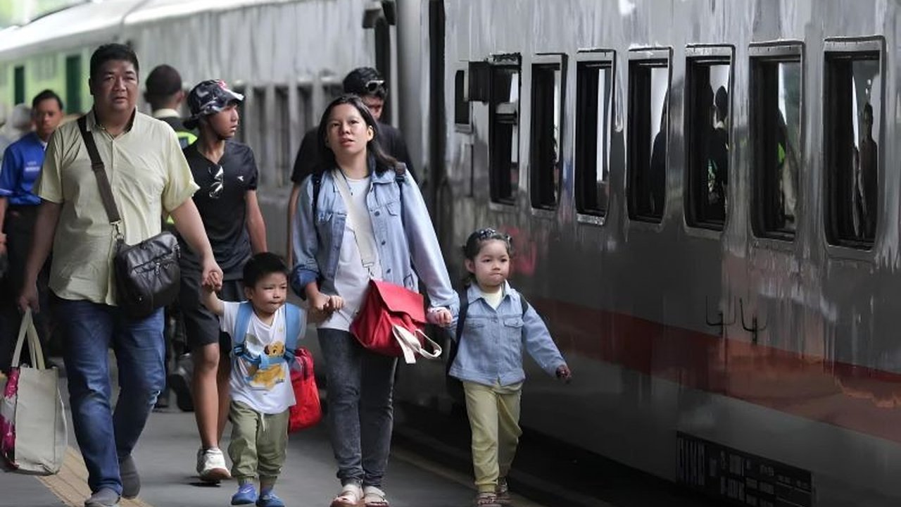 PT KAI Daop 8 Surabaya telah menerima 60.870 pemesanan tiket kereta api jarak jauh untuk arus mudik Lebaran 2025, dengan tanggal keberangkatan favorit pada 27-28 Maret 2025, dan sejumlah rute dan kereta api populer.