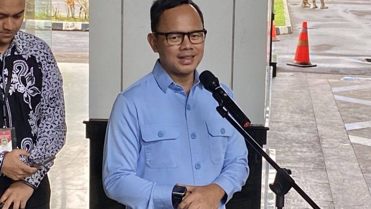 Wamendagri Bima Arya melaporkan hasil pemeriksaan kesehatan 239 kepala dan wakil kepala daerah terpilih di Jakarta, dengan 24 absen, sebagian besar dalam kondisi sehat, namun beberapa memerlukan perhatian khusus karena riwayat medis.