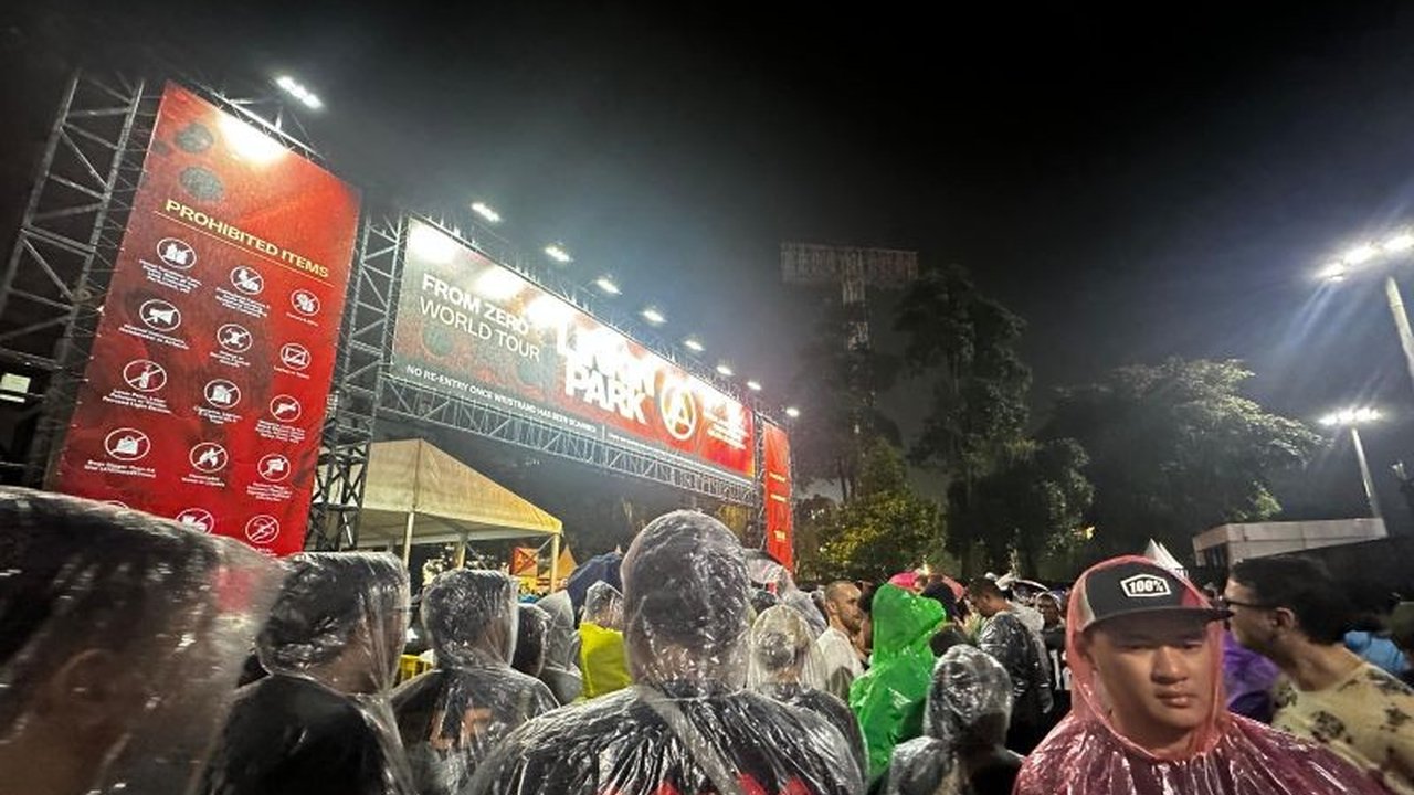 Hujan deras mengguyur Stadion Madya GBK saat konser Linkin Park, namun tak menyurutkan antusiasme ribuan penggemar yang tetap hadir menyaksikan penampilan grup band asal Amerika tersebut.