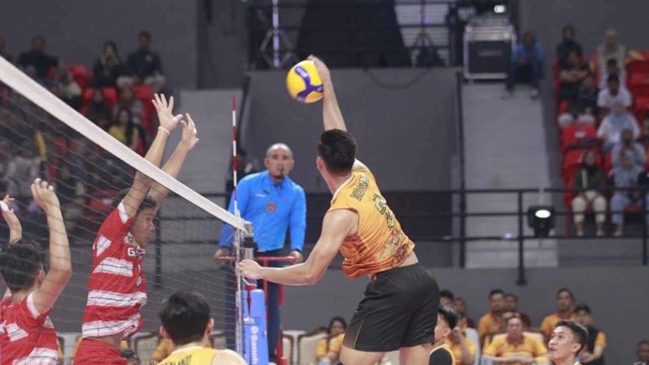 Tim bola voli putra Jakarta Bhayangkara Presisi menang 3-0 atas Garuda Jaya di Proliga 2025, meskipun menurunkan pemain cadangan untuk memberikan kesempatan bermain dan mengevaluasi kemampuan mereka, sementara Garuda Jaya tetap bersemangat dan belajar dar