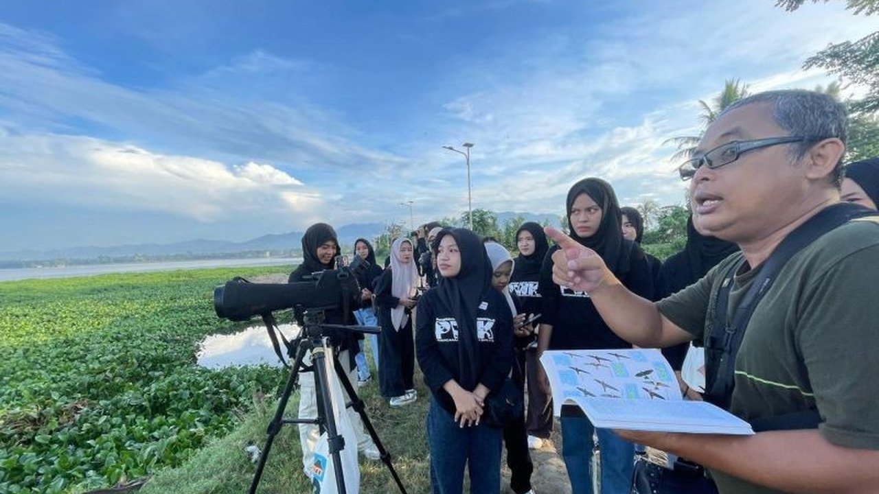 Mahasiswa Perencanaan Wilayah dan Kota (PWK) Universitas Negeri Gorontalo (UNG) berpartisipasi dalam Asian Waterbird Census (AWC) 2025 di Danau Limboto untuk mempelajari keanekaragaman hayati dan perencanaan wilayah yang berkelanjutan.