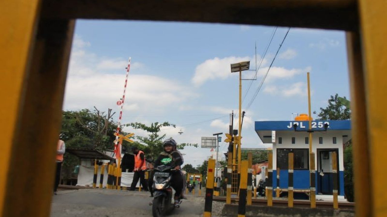 Tiga dari sembilan Pos Jalur Perlintasan Langsung (JPL) di Tulungagung, Jawa Timur belum beroperasi karena kekurangan petugas setelah kebijakan penghapusan tenaga honorer tahun 2024 diterapkan.