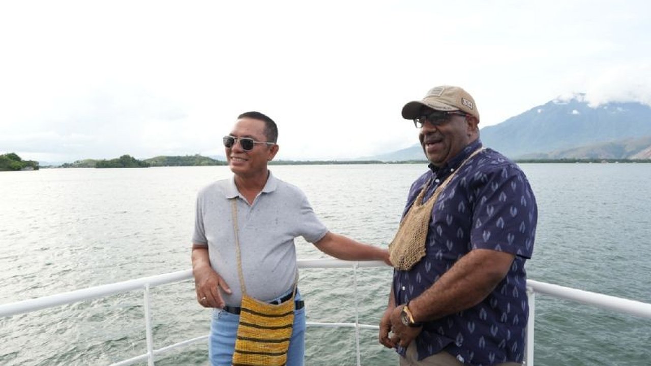 Penjabat Gubernur Papua, Ramses Limbong, mendorong pengembangan Danau Sentani sebagai destinasi wisata unggulan dengan strategi pengelolaan profesional dan berkelanjutan untuk mendongkrak perekonomian lokal.