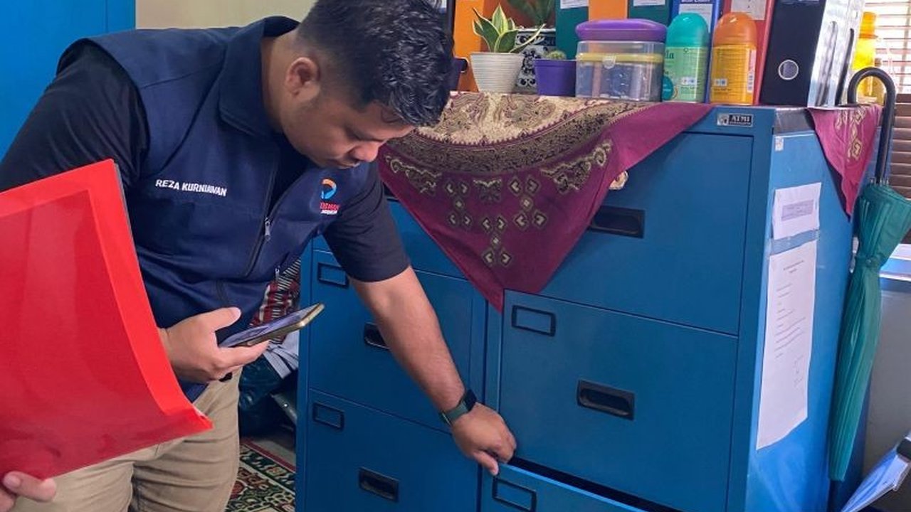 Ombudsman RI Perwakilan Sumbar tegaskan larangan sekolah menahan ijazah siswa, temukan ratusan ijazah tertahan di Padang, dan minta sekolah aktif serahkan ijazah tanpa syarat.