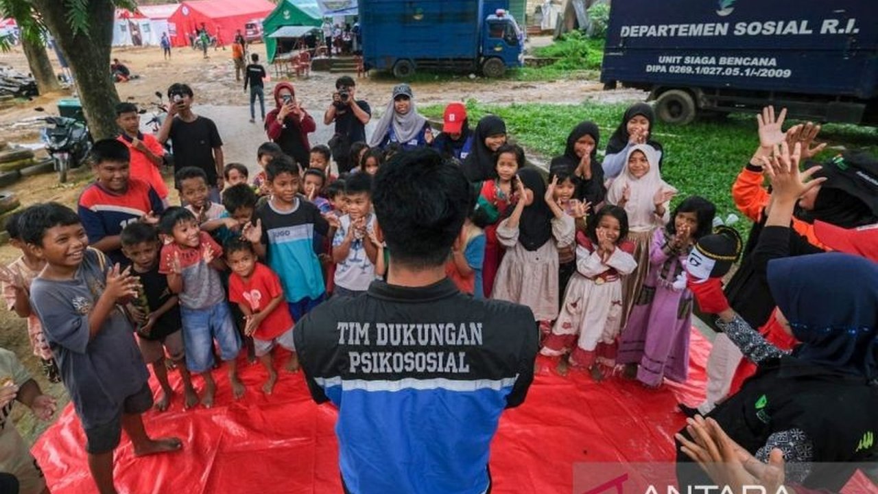 Kemensos bersama lembaga lainnya memberikan layanan trauma healing kepada anak-anak yang menjadi korban kebakaran di TPA Puuwatu, Kendari, untuk memulihkan kondisi psikologis mereka pasca-kejadian.
