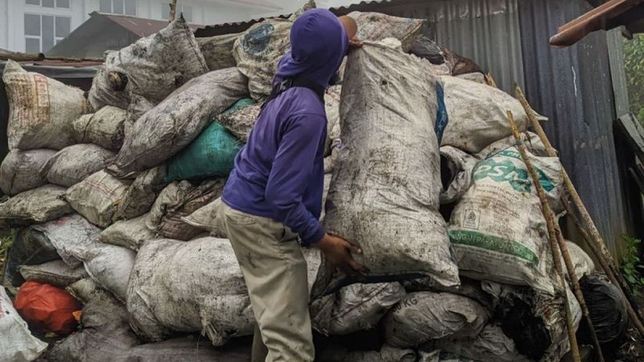 Penutupan sementara Gunung Api Bukit Kaba di Rejang Lebong, Bengkulu, akibat rendahnya kesadaran pendaki dalam menjaga kebersihan lingkungan, ditandai dengan banyaknya sampah yang ditinggalkan.