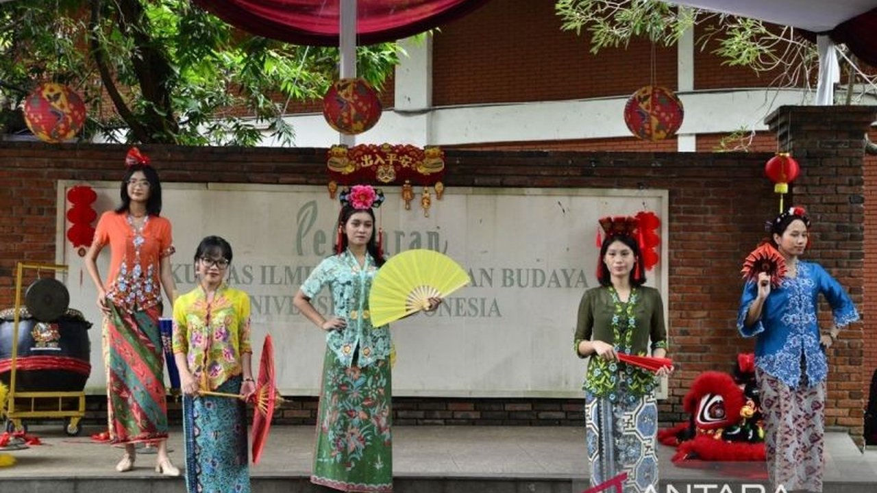 Komunitas Bakul Budaya FIB UI sukses gelar perayaan Cap Go Meh, menampilkan beragam budaya peranakan Tionghoa dan mengkampanyekan pelestarian lingkungan.