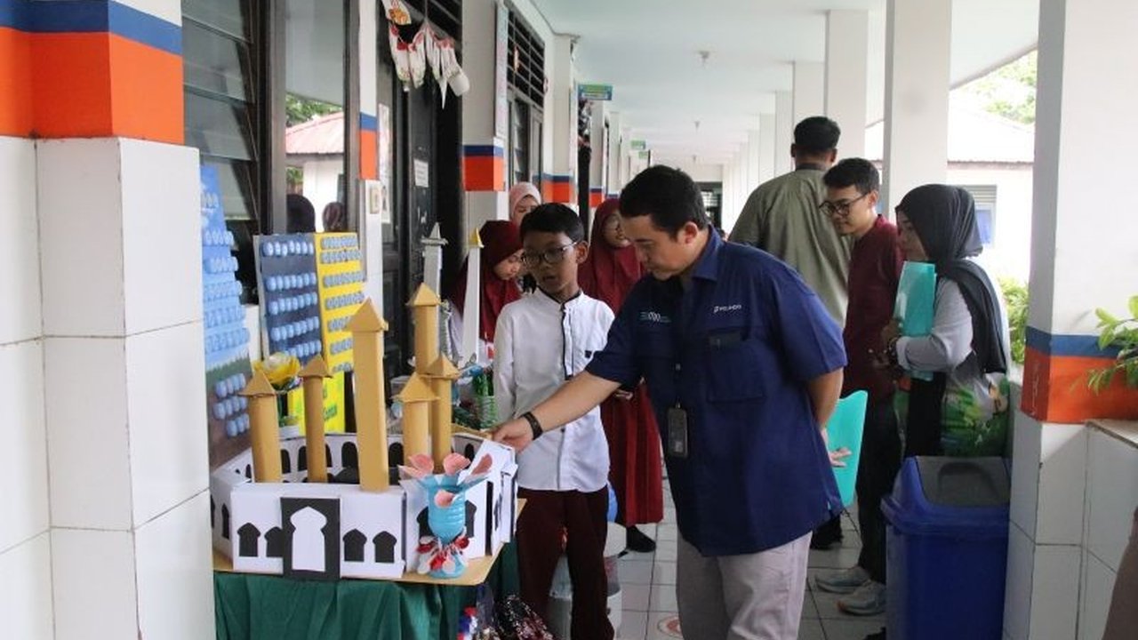PT Pelindo memfasilitasi lomba daur ulang sampah di SD Barunawati IV, Jakarta Utara, untuk meningkatkan kesadaran pengelolaan sampah bijak dan mendukung program Sekolah Adiwiyata.
