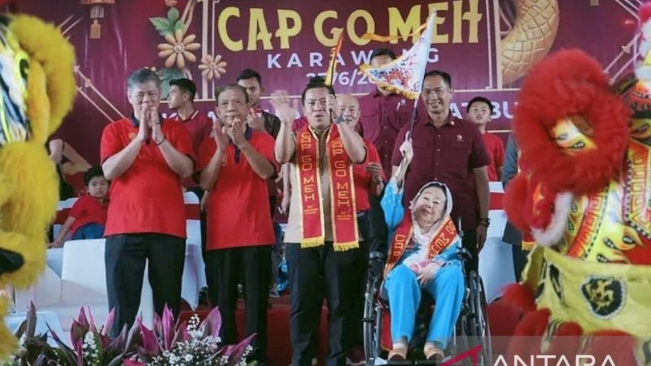 Istri Presiden ke-4 RI, Sinta Nuriyah Wahid, menghadiri perayaan Cap Go Meh di Karawang, Jawa Barat, yang dimeriahkan kirab budaya dan barongsai, sekaligus simbolis kerukunan antar umat beragama.