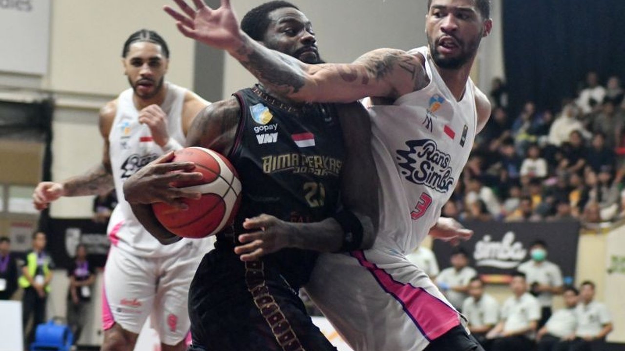 Rans Simba Bogor sukses meraih kemenangan keenam beruntun di IBL 2025 setelah mengalahkan Bima Perkasa Jogja dengan skor 83-74, memperkuat posisi mereka di klasemen sementara.
