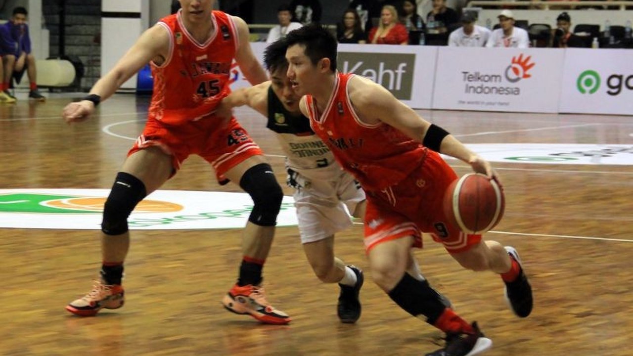 Borneo Hornbills berhasil menang dramatis 85-82 atas Rajawali Medan di IBL 2025 meskipun Michael Qualls diusir karena pelanggaran teknis, sementara Rajawali Medan masih terpuruk dalam tren negatif.