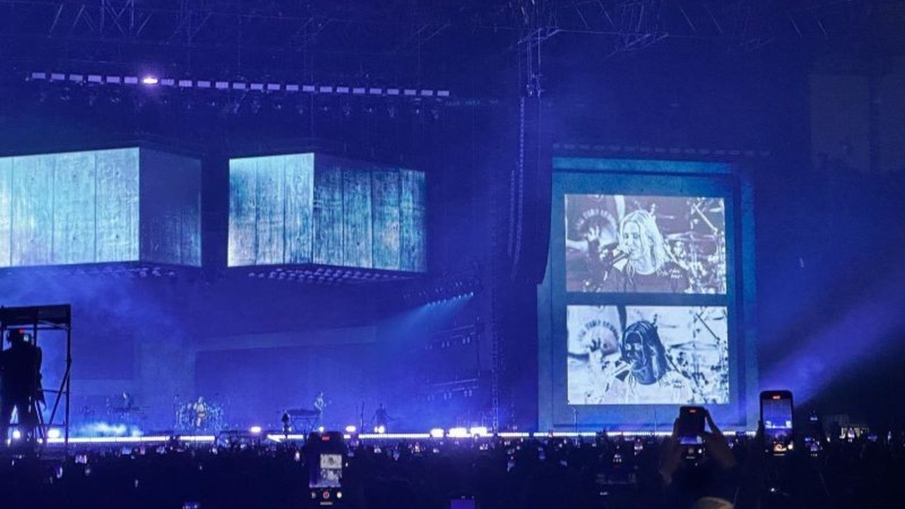 Linkin Park sukses menggelar konser di Stadion Madya GBK Jakarta pada 16 Februari 2025, menjadi konser pertama mereka di Asia Tenggara dengan vokalis baru, Emily Armstrong, dan menampilkan lagu-lagu hits serta single dari album terbaru 'From Zero'.