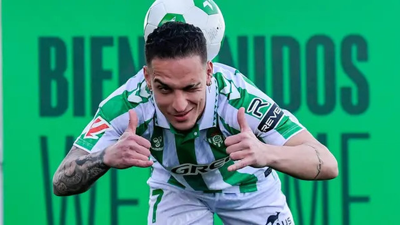 Pemain baru Real Betis asal Brasil Antony Santos berpose saat presentasinya di Ciudad Deportivo Luis del Sol di Seville pada 5 Februari 2025. (CRISTINA QUICLER/AFP)