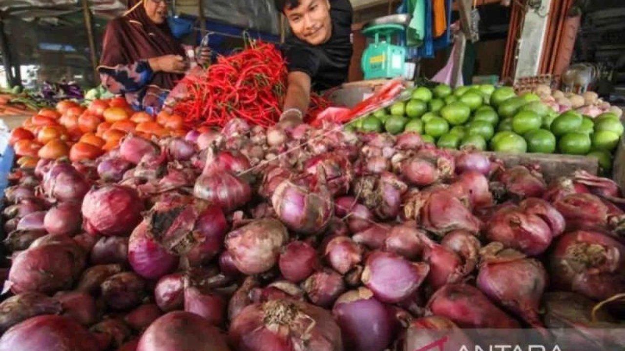 Harga cabai rawit merah melonjak hingga Rp54.250 per kilogram pada Senin pagi, sementara komoditas pangan lain seperti bawang merah dan beras juga mengalami fluktuasi harga di tingkat pedagang eceran nasional.