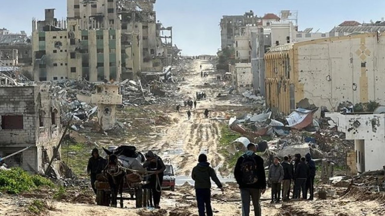 Mesir memimpin rencana rekonstruksi Gaza dengan koordinasi Palestina, negara Arab, dan dukungan internasional, menolak rencana pemukiman kembali ala Trump yang dianggap sebagai pembersihan etnis.