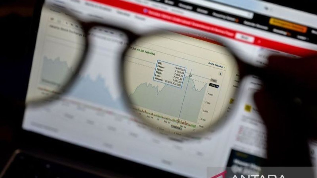 Indeks Harga Saham Gabungan (IHSG) diprediksi bergerak variatif Jumat ini, dipengaruhi sentimen global seperti potensi batalnya gencatan senjata Gaza dan kinerja pasar saham AS, serta sentimen domestik berupa penurunan suku bunga BI.