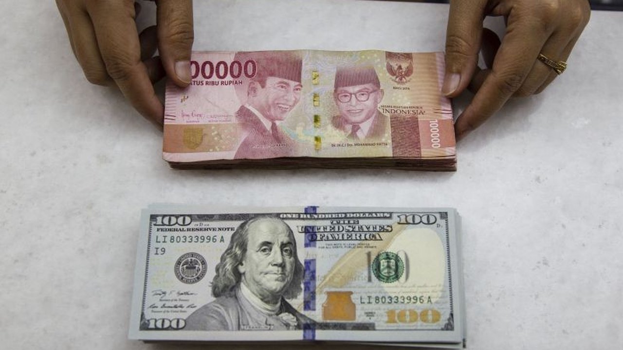 Nilai tukar rupiah terhadap dolar Amerika Serikat menguat signifikan pada pembukaan perdagangan Senin pagi, mencapai Rp16.187 per dolar AS, naik 65 poin atau 0,40 persen.